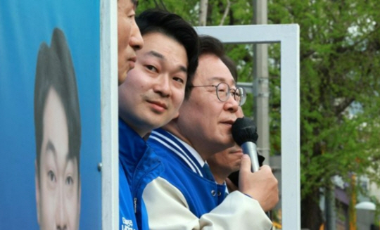 이재명 더불어민주당 대표가 지난달 8일 서울 서대문구 홍제역 앞에서 김동아 서울 서대문갑 후보 지지 유세를 하고 있다. 뉴시스