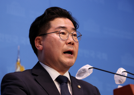박찬대 더불어민주당 의원이 지난달 21일 오후 서울 여의도 국회 소통관에서 원내대표 출마 선언 기자회견을 하고 있다. 뉴시스