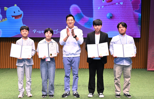 오세훈(가운데) 서울시장이 3일 ‘2024 서울시민상’ 수상자들과 기념촬영을 하고 있다. 왼쪽부터 어린이대상 박규원 군(을지초), 소년상(청소년 부문) 대상 이정현 양(삼성고), 청년상 대상 최준영 군(시립성동청소년센터), 청소년지도자 대상(단체) 시립일시청소년쉼터)