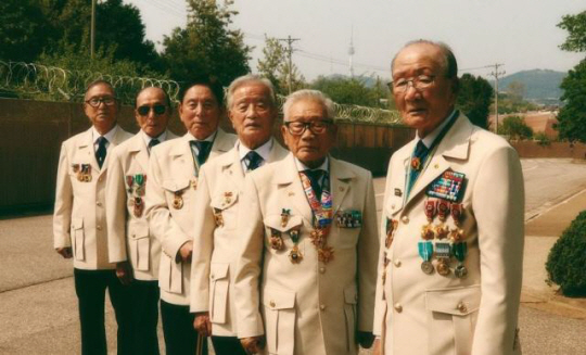 새로운 제복을 입은 ‘제복의 영웅들’ 6·25참전유공자 화보. 국가보훈부 제공