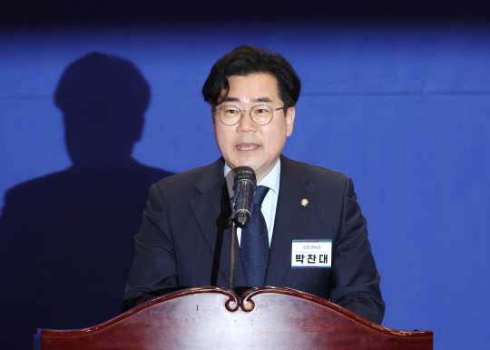 더불어민주당 새 원내대표에 선출된 박찬대 의원이 지난 3일 서울 영등포구 국회 의원회관에서 열린 제22대 국회 더불어민주당 당선자 총회에서 수락 연설을 하고 있다. 연합뉴스