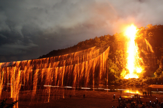경북 안동시 하회마을 일대에서 조선 후기부터 전승된 ‘선유줄불놀이’가 펼쳐지고 있다. 안동시청 제공