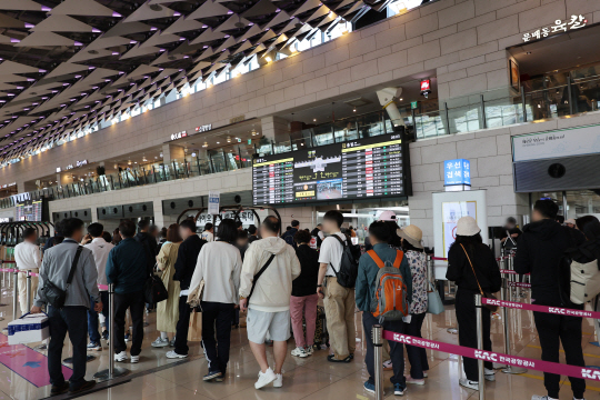 어린이날 황금연휴를 앞둔 3일 서울 강서구 김포공항 국내선 청사가 여행객들로 붐비고 있다. 연합뉴스
