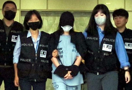 생후 1주일된 딸을 경기 김포시 한 텃밭에 암매장한 혐의를 받은 40대 친모가 지난해 7월 오전 인천 미추홀구 미추홀경찰서에서 검찰로 송치되고 있다. 뉴시스