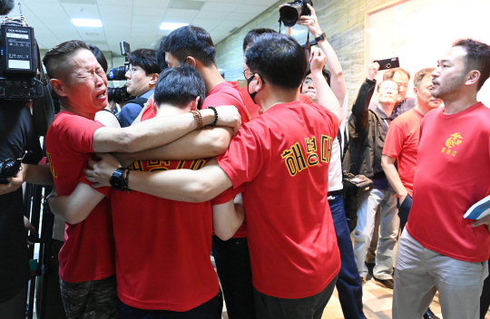 채 상병 특검법이 여당의 반발 속에 야당 주도로 국회 본회의를 통과한 2일 해병대원들이 국회 본회의장 밖에서 서로 부둥켜 안고 감격해 하고 있다. 곽성호기자