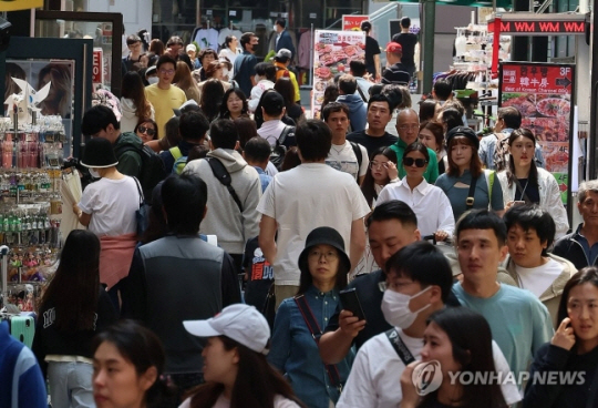 외국인 관광객들로 붐비는 서울 거리. 사진 연합뉴스.