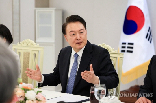 윤석열 대통령과 경제사회노동위원회 간 오찬. 사진 연합뉴스.