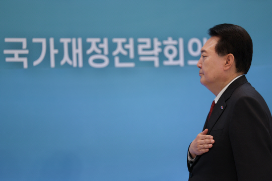 윤석열 대통령이 지난해 6월 청와대 영빈관에서 열린 ‘2023 국가재정전략회의’에서 국기에 대한 경례를 하고 있다. 사진=뉴시스