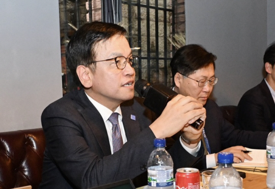 제57차 아시아개발은행(ADB) 연차총회 참석차 조지아 트빌리시를 방문 중인 최상목(왼쪽) 부총리 겸 기획재정부 장관이 4일(현지시간) 동행 기자단과 간담회를 갖고 있다. 기획재정부 제공