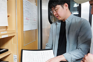 “맨 먼저 공연장 도착, 맨 나중에 떠나… 악보 직접 그리기도”[공연을 움직이는 사람들]