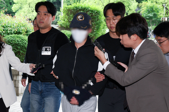 서울 강남역 인근 건물 옥상에서 여자친구를 흉기로 살해한 혐의(살인)를 받는 의대생 최모(25) 씨가 8일 오후 서울 서초구 서울중앙지방법원에서 열린 구속 전 피의자 심문에 출석하고 있다. 연합뉴스