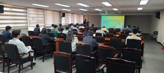 8일 경남 마산자유무역지역관리원에서 입주기업 관계자들을 대상으로 기업지원 설명회가 열리가 있다. 경남TP 제공