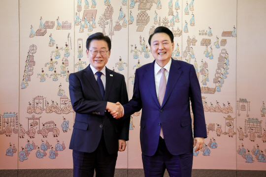 윤석열 대통령과 더불어민주당 이재명 대표가 지난달 29일 서울 용산 대통령실 청사에서 열린 영수회담 종료 뒤 기념촬영을 하고 있다. 대통령실 제공