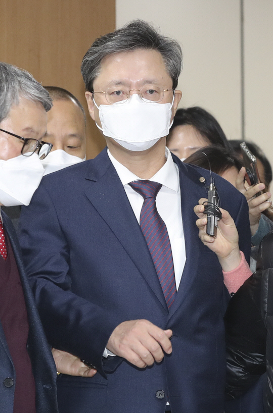 우병우 전 청와대 민정수석이 지난 2021년 2월 4일 오후 서울 서초구 서울고등법원에서 열린 ‘국정농단 방치·불법사찰 지시’ 항소심 선고 공판에서 징역 1년을 선고 받은 뒤 나와 취재진의 질문에 답하고 있다. 뉴시스