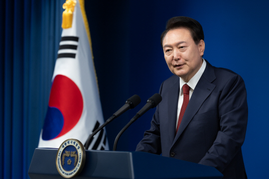 윤석열 대통령이 9일 서울 용산 대통령실 청사 브리핑룸에서 취임 2주년 기자회견을 하고 있다. 뉴시스
