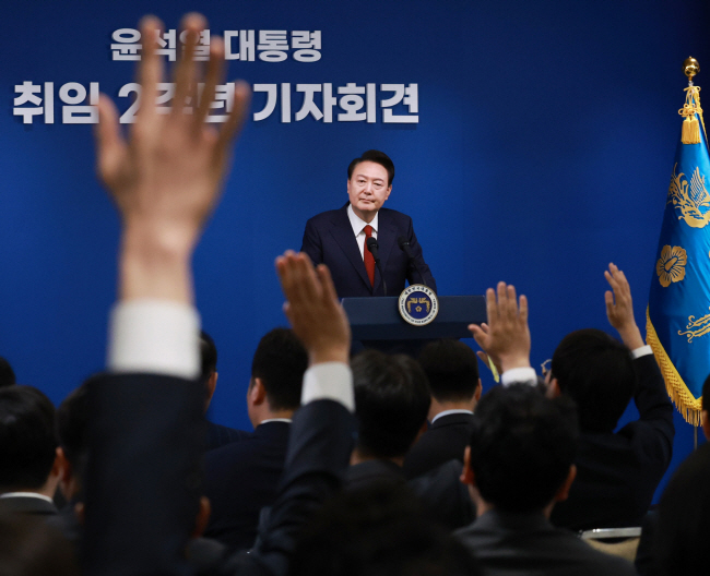 윤석열 대통령이 9일 오전 서울 용산 대통령실에서 개최한 ‘윤석열 정부 2년 국민보고 및 기자회견’에서 참석한 기자들의 질문을 받고 있다. 윤 대통령의 공식 기자회견은 2022년 8월 취임 100일 기자회견 이후 1년 9개월 만이다. 연합뉴스