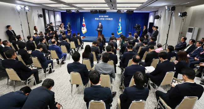 윤석열 대통령이 취임 2주년을 하루 앞둔 9일 오전 서울 용산 대통령실에서 ‘윤석열 정부 2년 국민보고 및 기자회견’을 하고 있다. 연합뉴스
