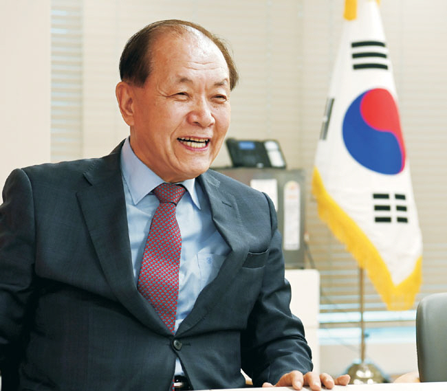 황우여 국민의힘 비상대책위원장이 지난 8일 서울 영등포구 여의동 국민의힘 당사에 있는 비대위원장실에서 인터뷰를 하고 있다.  곽성호 기자