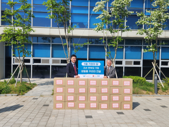 9일 인천시 중구청 제2청사에서 열린 ‘생필품 꾸러미 기탁식’에서 인천국제공항공사 전형욱(오른쪽) 부사장과 김정헌(왼쪽) 인천시 중구청장이 기념촬영을 하고 있다. 인천국제공항공사 제공