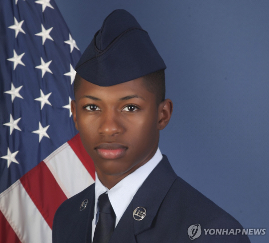 경찰 총격에 사망한 미 공군 병사 로저 포슨. 2019년 입대 당시 모습.AP연합뉴스
