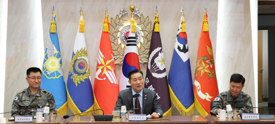 10일 충남 계룡시 계룡대에서 열린 ‘지휘관 임무전념 여건보장 대토론회’에서 신원식(가운데) 국방부 장관이 박안수(왼쪽 첫번째) 육군참모총장, 이영수(오른쪽 첫번째) 공군참모총장을 비롯한 중령급 이상 지휘관 130여명이 참석한 가운데  모두발언을 하고 있다.국방일보 제공