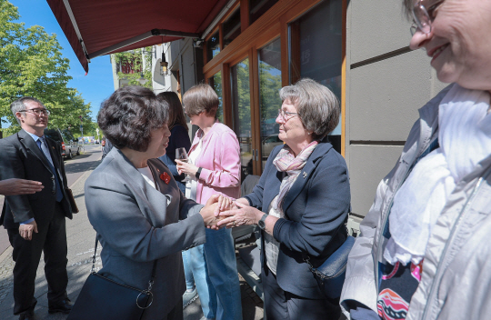 강정애 국가보훈부 장관이 현지시각 9일 오전 독일 베를린의 한식당에서 70년 전 한국으로 파견된 독일 의료지원단 유족 초청 간담회를 개최하기에 앞서 유족들과 인사를 나누고 있다. 국가보훈부 제공