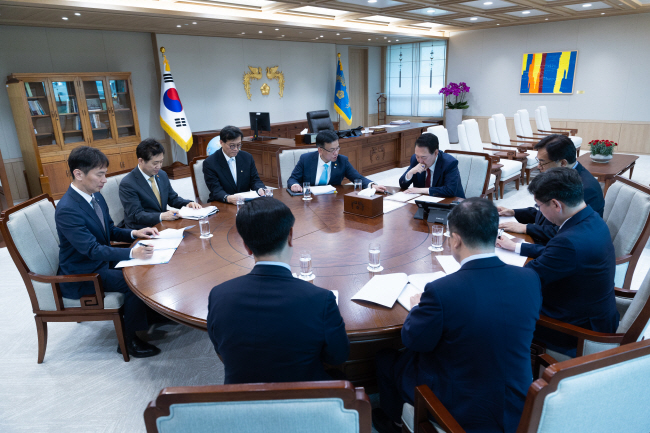 취임 2주년을 하루 앞둔 9일 오후 윤석열 대통령이 서울 용산 대통령실에서 제1차 경제이슈 점검회의를 주재하고 있다. 윤 대통령은 이날 오전 ‘윤석열 정부 2년 국민보고 및 기자회견’에서 민생에 더욱 중점을 두겠다고 밝혔다. 연합뉴스