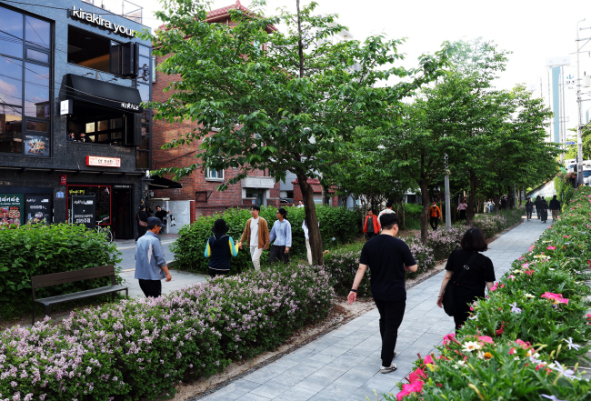 봄날 걷기좋은 폐철길 산책로… 걸음마다 은은한 커피향은 덤[우리 동네 ‘히든 챔피언’]