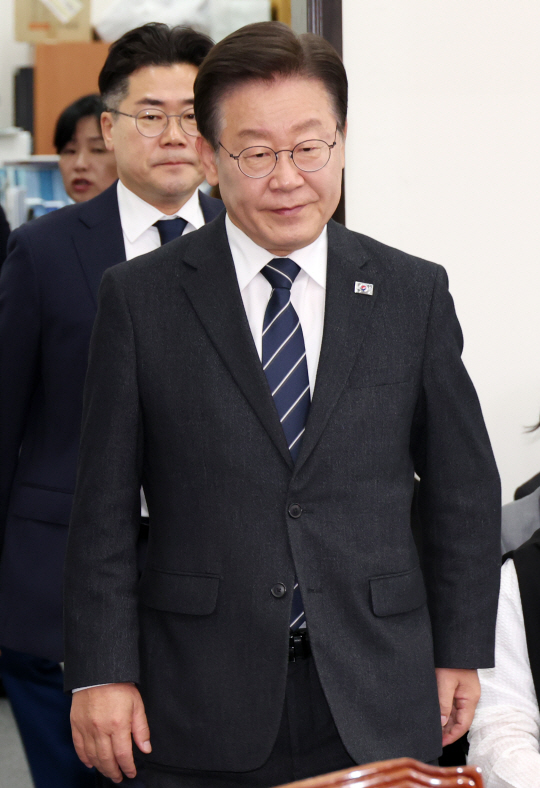 이재명 더불어민주당 대표와 박찬대 원내대표가 지난 8일 서울 여의도 국회에서 열린 최고위원회의에 참석하고 있다. 뉴시스