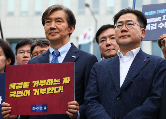 조국(왼쪽) 조국혁신당 대표와 박찬대 더불어민주당 원내대표가 11일 오후 서울 용산구 대통령실 앞에서 열린 ‘해병대 채 상병 특검 수용 촉구 기자회견’에 참석해 피켓을 들고있다. 뉴시스