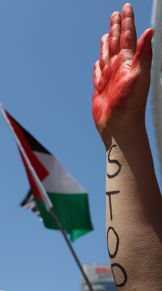 팔레스타인과 연대하는 한국 시민사회 긴급행동 회원들이 8일 오전 서울 종로구 주한 이스라엘 대사관 앞에서 긴급 기자회견을 열고 이스라엘의 가자지구 라파 지상군 투입을 규탄하는 구호를 외치고 있다. 뉴시스