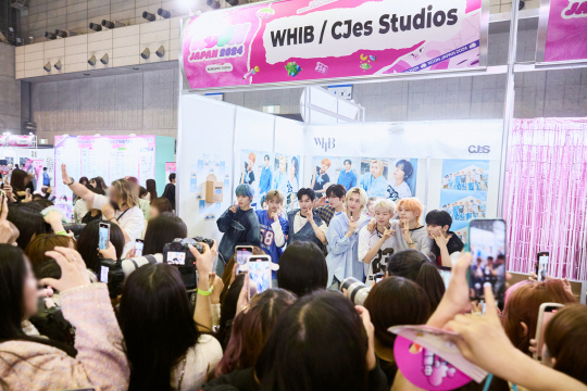 케이콘 일본에서 팬들과 만나고 있는 그룹 휘브.