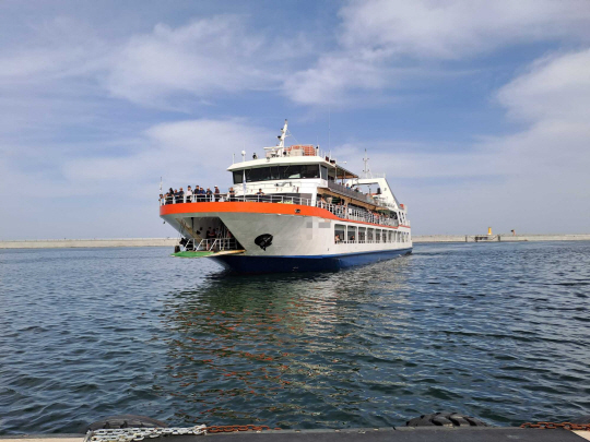 사고가 발생한 유람선 모습. 강원도소방본부 제공