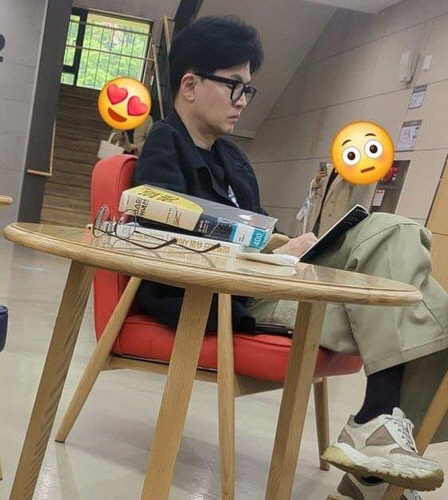 지난 11일 한동훈 전 국민의힘 비상대책위원장이 서울 서초구 양재도서관에서 책을 읽고 있는 모습이 시민들에게 목격됐다. 온라인 커뮤니티 캡처