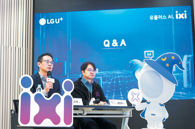 성준현 LG유플러스 인공지능(AI)·데이터프로덕트 담당(상무)이 지난달 8일 열린 기자 간담회에서 자체 AI ‘익시’(ixi) 기반의 챗 에이전트 4종에 대해 설명하고 있다. LG유플러스 제공