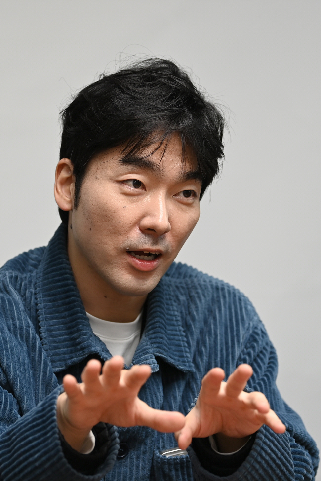 공동출생이 가능해진 근미래를 그린 소설 ‘브레이브 뉴 휴먼’을 펴낸 정지돈 작가가 지난 7일 서울 중구 문화일보사에서 작품에 대해 설명하고 있다. 백동현 기자