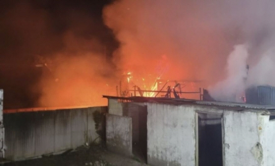 11일 오전 3시 30분쯤 전북 군산시 임피면 한 단독주택에서 불이 나 40여분만에 진화됐다. 뉴시스