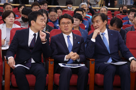 조국(오른쪽부터) 조국혁신당 대표, 황운하 원내대표, 김용민 더불어민주당 의원이 8일 오전 서울 여의도 국회 의원회관 소회의실에서 열린 제22대 국회 검찰개혁 입법전략 토론회에서 대화를 나누고 있다. 뉴시스