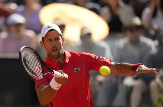 세르비아의 노바크 조코비치가 ATP투어 BNL 이탈리아 인터내셔널 단식 3회전에서 공을 리턴하고 있다. AP뉴시스