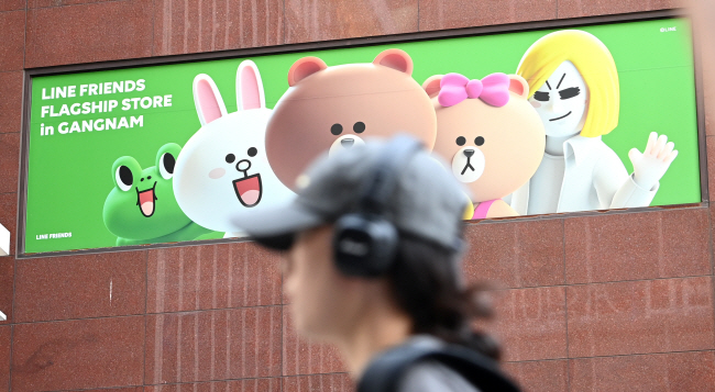 13일 오전 서울 서초구에 위치한 라인프렌즈 플래그십스토어 강남점 앞을 한 시민이 지나가고 있다.  문호남 기자