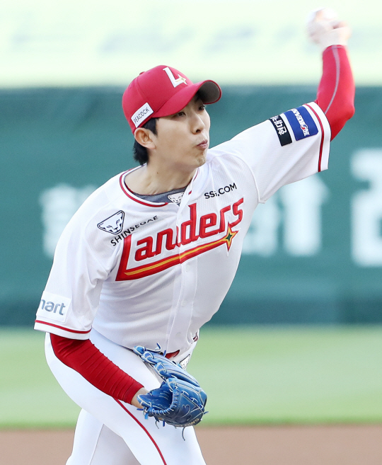 SSG의 오원석이 14일 인천SSG랜더스필드에서 열린 삼성과의 홈경기에서 선발 투수로 등판해 힘차게 공을 던지고 있다. SSG 제공
