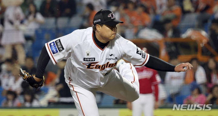 [대전=뉴시스] 한화 선발 류현진이 30일 대전 한화생명이글스파크에서 열린 SSG 랜더스와의 경기에서 역투하고 있다. 2024.04.30.