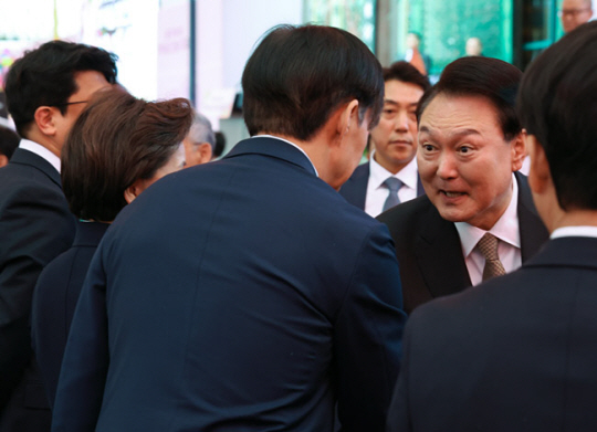 윤석열 대통령이 15일 서울 종로구 조계사에서 열린 부처님오신날 봉축법요식에 참석해 조국(왼쪽) 조국혁신당 대표와 인사를 나누고 있다. 뉴시스