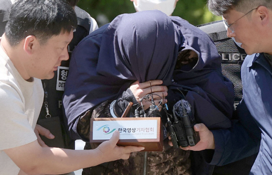 태국 파타야에서 한국인을 살해·유기하고 도주한 혐의를 받은 3인조 중 국내에서 체포된 A 씨가 15일 오후 경남 창원시 성산구 창원지방법원에 구속 전 피의자 심문을 받기 위해 출석하고 있다. 연합뉴스