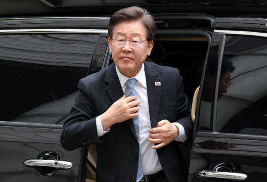 이재명 더불어민주당 대표가 7일 오전 서울 서초구 서울중앙지방법원에서 열린 ‘대장동 배임 및 성남FC 뇌물 의혹’과 관련 25차 공판에 출석하고 있다. 뉴시스