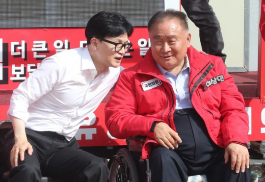 한동훈 국민의힘 총괄선거대책위원장이 지난 4월 2일 오후 대전 유성구 지족역사거리 앞에서 열린 ‘국민의힘으로 유성살리기’ 지원유세에서 이상민 대전 유성을 후보와 이야기를 나누고 있다. 뉴스1