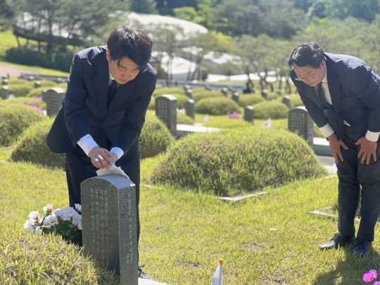 이준석(사진 왼쪽) 개혁신당 대표가 5·18민주화운동 44주기를 사흘 앞둔 15일 오전 광주 북구 운정동 국립 5·18민주묘지에서 이주영·천하람(오른쪽) 국회의원 당선인과 함께 참배에 나서고 있다. 개혁신당 제공