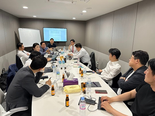 국민의힘 3040세대 모임인 ‘첫목회’ 회원들이 지난 14일 서울 종로구의 한 사무실에 모여 보수 재건과 당 혁신을 주제로 밤샘 토론을 하고 있다. 뉴시스