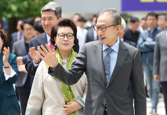 이명박 전 대통령과 김윤옥 여사가 16일 경북 포항시 북구 흥해읍 덕실마을을 찾아 주민들에게 인사하고 있다. 연합뉴스