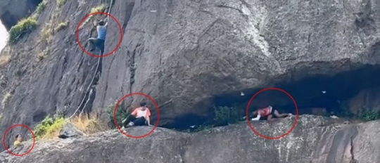 베트남에서 등산객 일행이 제대로 된 장비 없이 맨손으로 수십 미터 높이의 바위산을 올라가는 영상이 소셜미디어(SNS)에 공개돼 논란이 됐다. 뉴시스(@tuoitre 캡처)